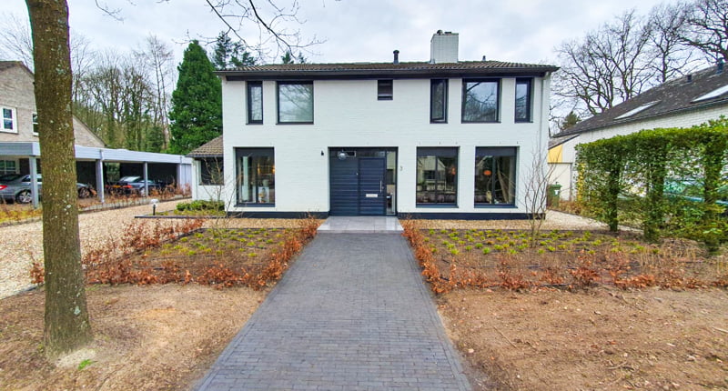 voortuin in Vught met gebakken waaltjes, beplanting, grind
