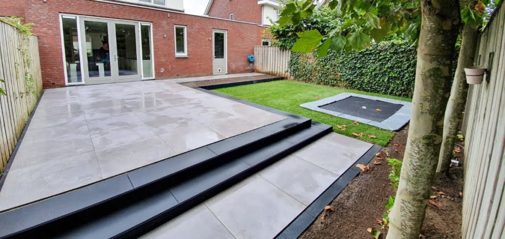 Tuinaanleg met trap in tuin in Rosmalen √ Van Hout Tuinprojecten