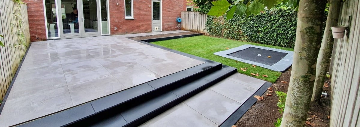 Tuinrenovatie met trap van keramische tegels in Rosmalen
