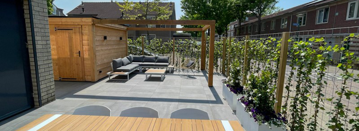 Adezz planten bakken en keramische tegels maken deze tuin onderhoudsvriendelijk en stijlvol