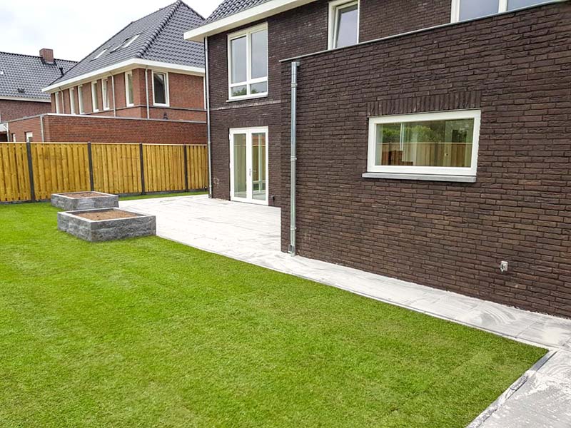 onderhoudsvriendelijke geo-ceramica tegels in nieuwbouwtuin Vlijmen