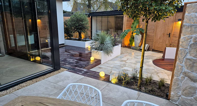 ibiza tuin renovatie flagstone palmbomen bananenplant