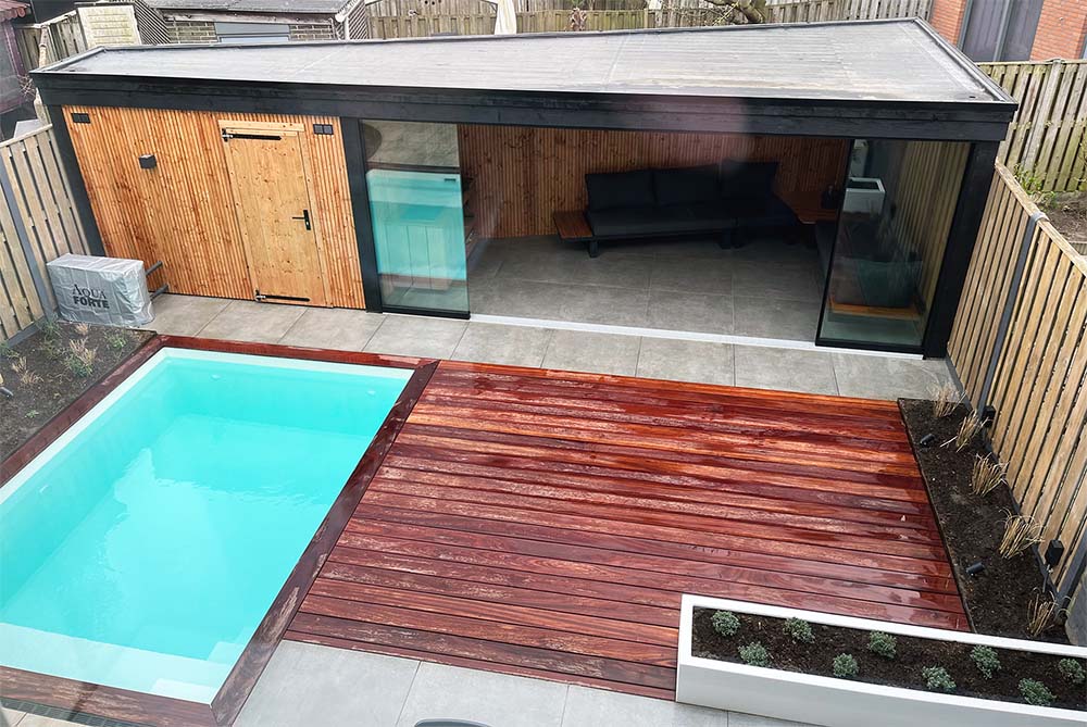 hout en tegels in tuin renovatie