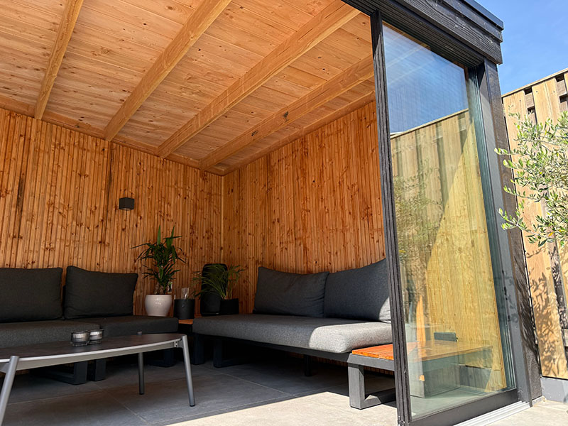 loungetuin met overkapping